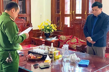 Cơ quan Công an thi hành Quyết định khởi tố bị can và lệnh cấm đi khỏi nơi cư trú đối với ông Nguyễn Ích Chánh.