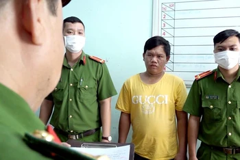 Công an thành phố Long Xuyên đọc lệnh khởi tố bị can Trương Minh Hòa.