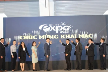 Các đại biểu thực hiện nghi thức khai mạc hội nghị.