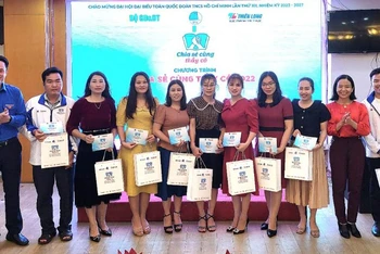 Đại diện Ban Tổ chức chương trình “Chia sẻ cùng thầy cô” năm 2022 trao sổ tiết kiệm tặng các thầy, cô giáo.