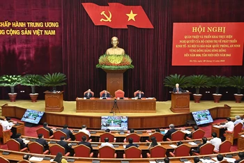 Quang cảnh Hội nghị quán triệt và triển khai thực hiện Nghị quyết của Bộ Chính trị về phương hướng phát triển kinh tế-xã hội, bảo đảm quốc phòng, an ninh vùng đồng bằng sông Hồng đến năm 2030, tầm nhìn đến năm 2045. (Ảnh: ĐĂNG KHOA)