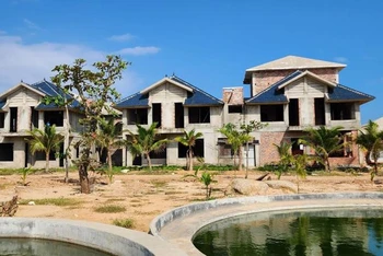 Khu dịch vụ nghỉ dưỡng xây gần hoàn thiện nhưng không có giấy phép ở xã Trung Trạch, huyện Bố Trạch.