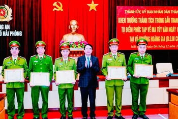 Lãnh đạo thành phố Hải Phòng khen thưởng các tập thể và cá nhân có thành tích xuất sắc trong phá án.