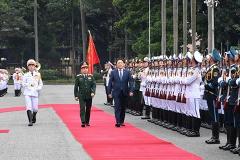 Đại tướng Phan Văn Giang, Bộ trưởng Quốc phòng cùng Ngài Saikhanbayar Gursed, Bộ trưởng Quốc phòng Mông Cổ, duyệt đội danh dự.