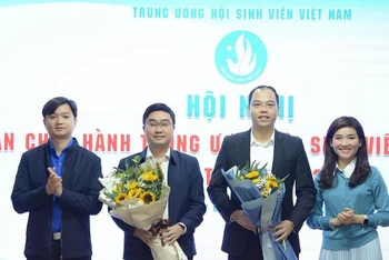 Bí thư Trung ương Đoàn, Chủ tịch Hội Sinh viên Việt Nam Nguyễn Minh Triết (ngoài cùng bên trái) trao hoa tặng 2 tân Phó Chủ tịch Hội Sinh viên Việt Nam. 