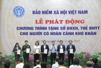 Tổng Giám đốc Nguyễn Thế Mạnh tiếp nhận sổ bảo hiểm xã hội và thẻ bảo hiểm y tế do các doanh nghiệp hỗ trợ cho người có hoàn cảnh khó khăn.