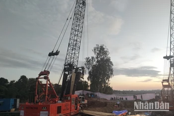 Máy trục khoan nhồi bê-tông công suất lớn tham gia cứu hộ lúc chạng vạng.