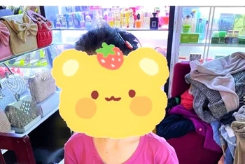 Bà N.T.T. đã đăng hình bé gái lên mạng xã hội nhưng không che mặt khiến dư luận bức xúc.