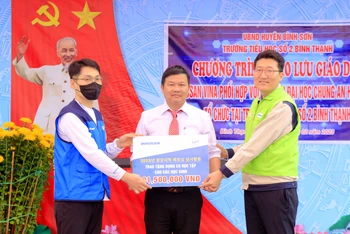 Trao tặng dụng cụ học tập cho Trường tiểu học số 2 Bình Thạnh, huyện Bình Sơn.