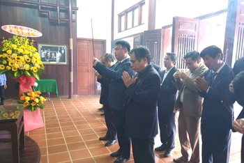 Các đại biểu thành kính dâng hương bày tỏ lòng kính trọng và biết ơn sâu sắc công lao to lớn của Thủ tướng Phạm Văn Đồng.