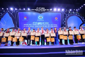 Chủ tịch nước Võ Văn Thưởng và đại diện các bộ, ban, ngành, đoàn thể trao phần thưởng tuyên dương các “Dũng sĩ Nghìn việc tốt” tiêu biểu tại buổi lễ.