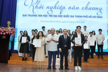 Ban tổ chức trao giải cho các thí sinh đạt giải nhất ở các hạng mục: Thơ, Tản văn, Truyện ngắn.