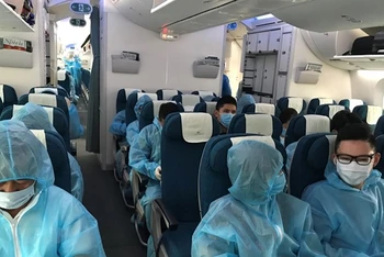 Một chuyến bay đưa công dân Việt Nam ở nước ngoài về nước. (Ảnh: TTXVN)