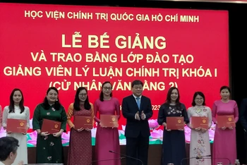 Lễ bế giảng lớp đào tạo giảng viên lý luận chính trị khóa I (2021-2023).