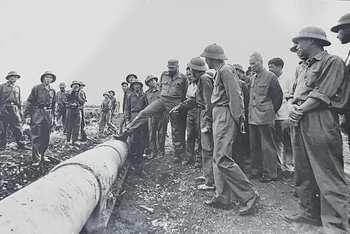 Dưới chân Chủ tịch Cuba Fidel Castro là nòng pháo 175 ly, vũ khí được mệnh danh là vua chiến trường của quân đội Mỹ bị hư hỏng tại đồi 241. (Ảnh tư liệu) 