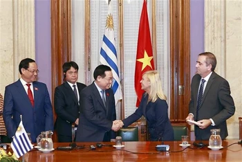 Chủ tịch Quốc hội Vương Đình Huệ và Chủ tịch Thượng viện Uruguay Beatriz Argimon tại Lễ ký thỏa thuận giữa Quốc hội nước Cộng hòa xã hội chủ nghĩa Việt Nam và Nghị viện Đông Uruguay sáng 27/4 (theo giờ địa phương). (Ảnh: Doãn Tấn/TTXVN)