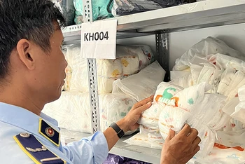 Lực lượng chức năng kiểm tra lô hàng hóa sản phẩm đồ chơi trẻ em. (Ảnh: Cục Quản lý thị trường Thành phố Hồ Chí Minh)