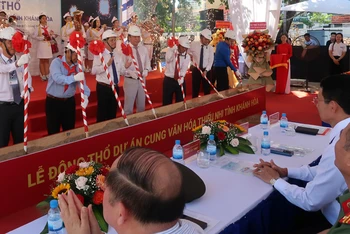 Đại biểu thực hiện nghi thức động thổ dự án.