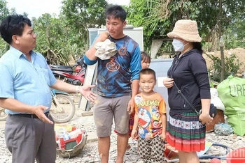Đồng chí Y Khoan Niê Kđăm, Ủy viên Ban Thường vụ Huyện ủy, Trưởng Ban Dân vận, Chủ tịch Ủy ban Mặt trận Tổ quốc huyện M’Đrắk tuyên truyền, vận động người dân ở thôn 11, xã Cư San di dời nhà cửa và vật dụng trong gia đình lên khu tái định cư, bàn giao mặt bằng cho dự án.