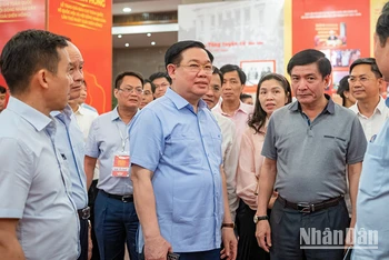 Chủ tịch Quốc hội Vương Đình Huệ kiểm tra công tác chuẩn bị lễ trao giải Diên Hồng.