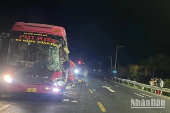 Xe khách trong vụ tai nạn bị hư hỏng nặng.