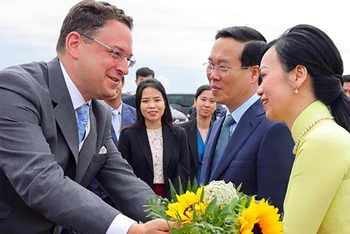 Lễ tiễn Chủ tịch nước Võ Văn Thưởng và Phu nhân tại sân bay quốc tế Vienna. (Ảnh: Thống Nhất/TTXVN)