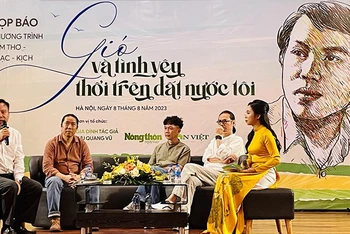 Ê-kip thực hiện chương trình chia sẻ thông tin về đêm thơ nhạc kịch.