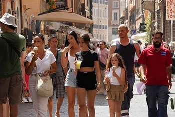 Người dân ăn kem giải nhiệt tại Rome, Italy. (Ảnh: THX/TTXVN)