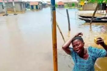 Cảnh ngập nước ở Anambra (Nigeria) sau một vụ tai nạn thuyền hồi tháng 10 năm ngoái. (Ảnh minh họa: The Times of India/TTXVN)