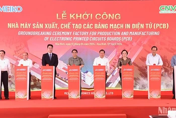 Thủ tướng Phạm Minh Chính và các đại biểu tham thực hiện nghi thức bấm nút khởi công nhà máy.
