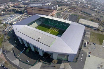 Sân vận động Geoffroy Guichard. (Nguồn: Facebook Ville de Saint-Étienne/TTXVN)