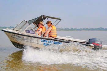 Cảnh sát đường thủy - Phòng CSGT tuần tra trên sông Hồng. Ảnh: congan.hanoi.gov.vn