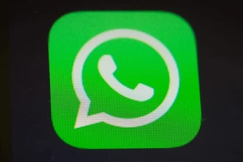 Biểu tượng WhatsApp trên một màn hình điện thoại. (Ảnh: TTXVN)