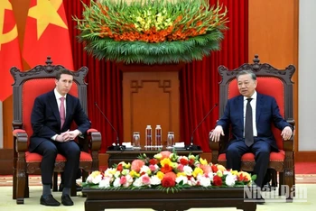 Tổng Bí thư Tô Lâm và ông Jeffrey David Perlman, Tổng Giám đốc Quỹ đầu tư Warburg Pincus (Hoa Kỳ). (Ảnh: ĐĂNG KHOA)