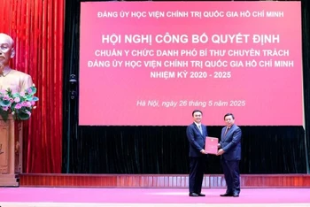 Giáo sư, Tiến sĩ Nguyễn Xuân Thắng trao Quyết định và tặng hoa chúc mừng đồng chí Trương Công Đắc.