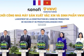 Tổng thống Pháp Emmanuel Macron cùng Phó Chủ tịch nước Võ Thị Ánh Xuân, Bộ trưởng Y tế Đào Hồng Lan, ông Burak Pekmezci và ông Ngô Chí Dũng bấm nút khởi công xây dựng Nhà máy Vaccine và Sinh phẩm VNVC.