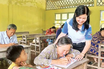 Ðã 65 tuổi, nhưng bà Nguyễn Thị Thao vẫn tham gia lớp học tình thương Sào Lưới.