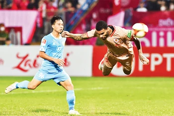 Cầu thủ Jhon Cley đánh đầu ghi bàn thắng thứ 3 cho đội Công an Hà Nội FC. (Ảnh TRẦN HẢI)