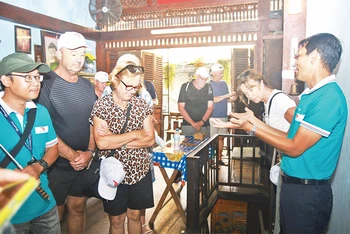 Du khách nước ngoài tham quan tour Biệt động Sài Gòn. (Ảnh MẠNH HẢO) 