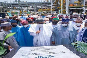 Nigeria đưa vào vận hành nhà máy lọc dầu Dangote. (Ảnh ADRON HOMES)
