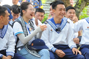 Giao lưu giữa các đại biểu Hành trình "Sinh viên với biển, đảo Tổ quốc" và chiến sĩ xã đảo Sinh Tồn (huyện Trường Sa, tỉnh Khánh Hòa). 