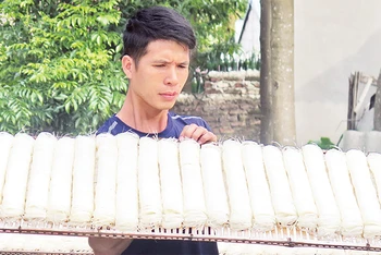 Anh Lý Anh Tuấn, Giám đốc Hợp tác xã cao khô Chợ Bãi (Yên Phúc, Văn Quan, Lạng Sơn) kiểm tra sản phẩm trước khi đóng gói.