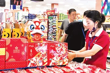 Bánh Trung thu bày bán trong siêu thị AEON Long Biên.
