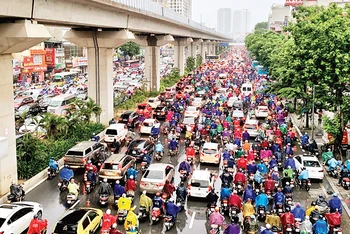 Tình trạng ùn tắc giao thông thường xuyên xảy ra tại khu vực tuyến đường Ngã Tư Sở - Nguyễn Trãi. (Ảnh Minh Hà) 