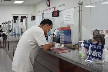 Người lao động giải quyết chế độ, quyền lợi tại Bảo hiểm xã hội thành phố Ðà Nẵng. 