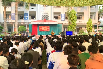 Tuyên truyền về sử dụng mạng xã hội an toàn, văn minh và phòng chống bạo lực học đường cho học sinh cùng toàn thể cán bộ, giáo viên Trường THPT Tân Uyên, tỉnh Lai Châu.
