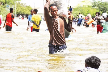 Lũ lụt khiến khoảng 30.000 người phải đi lánh nạn ở Somalia.