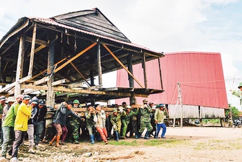 Lực lượng quân đội giúp dân làng Hek, xã Chư A Thai, huyện Phú Thiện di dời nhà cửa, xây dựng làng nông thôn mới.