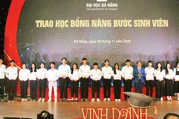 Ðại học Ðà Nẵng trao 60 suất học bổng Nâng bước sinh viên năm 2023.