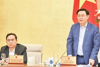 Chủ tịch Quốc hội Vương Ðình Huệ phát biểu bế mạc phiên họp thứ 29 Ủy ban Thường vụ Quốc hội. (Ảnh: DUY LINH)